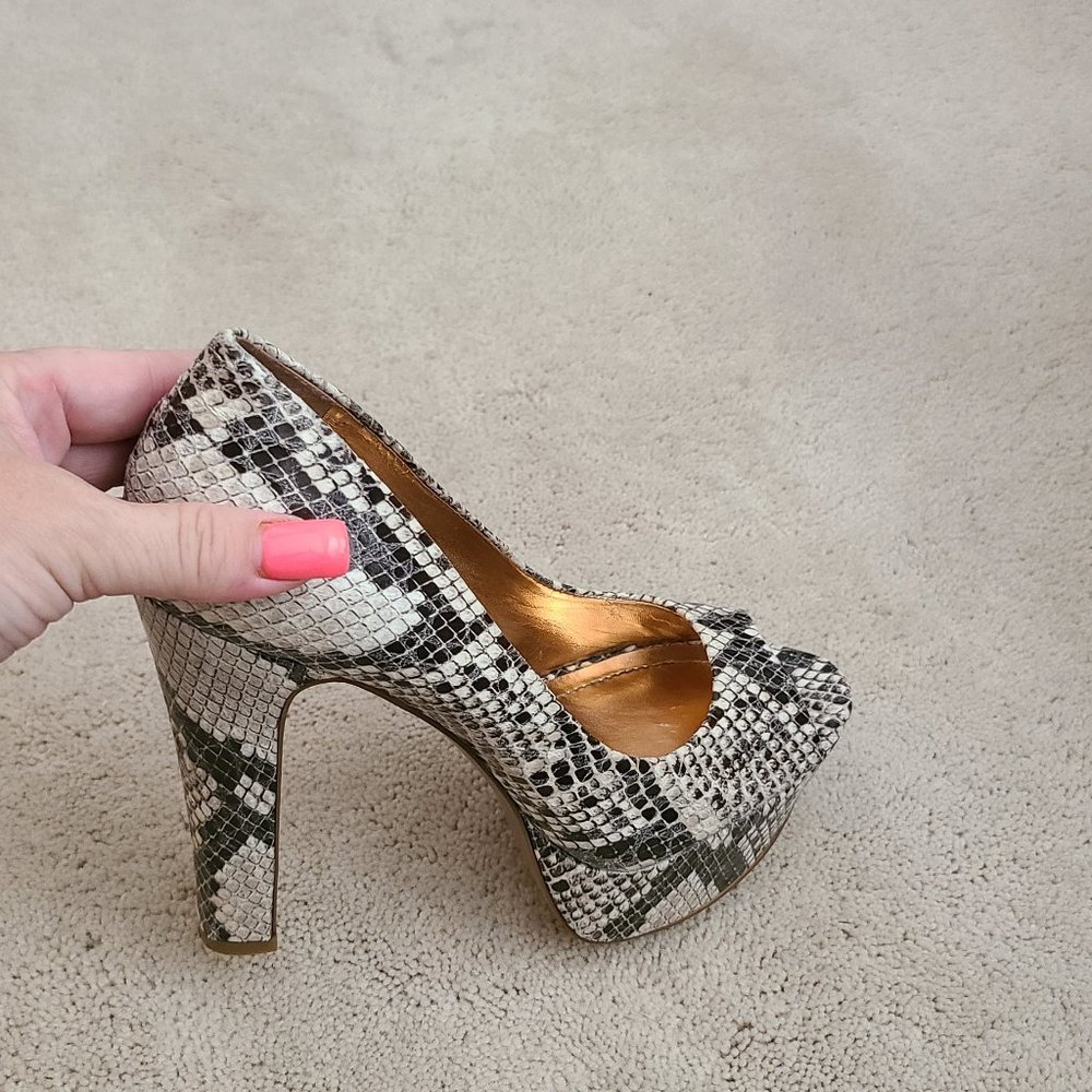 Beautiful BCBGeneration Snake Print 4" Heels in Size 6 (Pre-Owned)